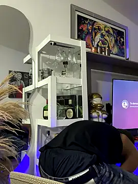 Snapshot of AaronCruz_ chatting on October 8, 2025, 4:47 am AaronCruz online show from October 8, 2025, 4:47 am