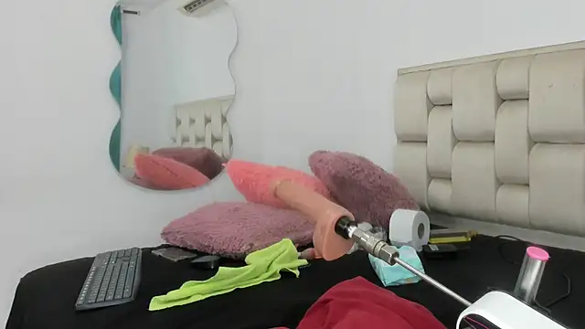 Roxy-Smith online show from October 22, 2025, 12:10 am