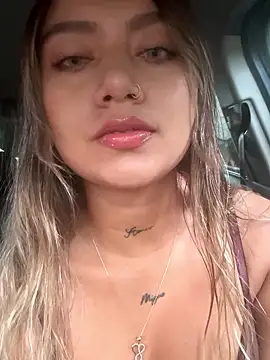 amanda-medrano1 online show from December 18, 2025, 2:43 pm