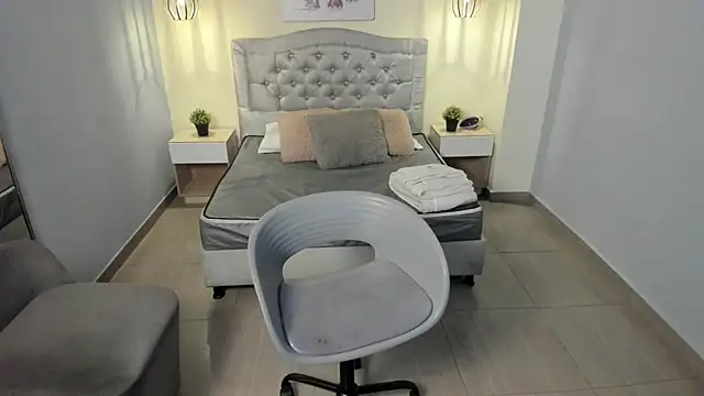 escarleth   online show from November 15, 2025, 12:42 pm