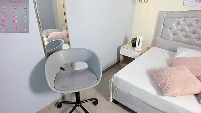 Snapshot of escarleth__ chatting on July 6, 2026, 1:29 pm escarleth online show from July 6, 2026, 1:29 pm
