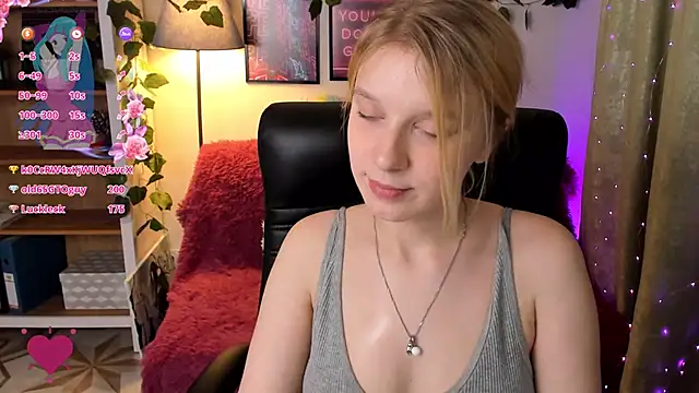 Snapshot of KarambaMoon chatting on January 27, 2025, 3:15 am KarambaMoon online show from January 27, 2025, 3:15 am