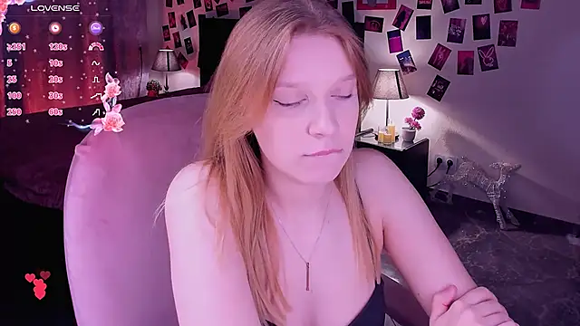 Snapshot of KarambaMoon chatting on May 10, 2026, 8:44 pm KarambaMoon online show from May 10, 2026, 8:44 pm