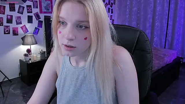 Snapshot of KarambaMoon chatting on February 8, 2025, 8:32 pm KarambaMoon online show from February 8, 2025, 8:32 pm
