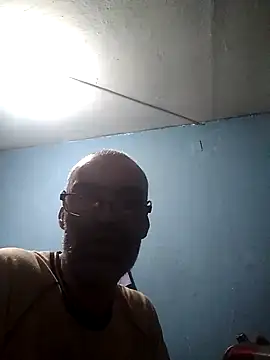 hugosafado333 online show from December 4, 2024, 3:31 am