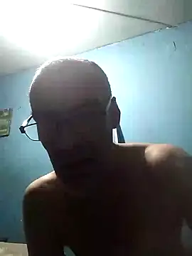 hugosafado333 online show from December 20, 2024, 5:25 am