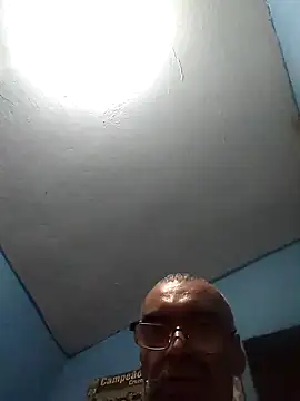 hugosafado333 online show from December 14, 2024, 3:17 am