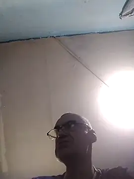 hugosafado333 online show from December 6, 2024, 7:39 pm