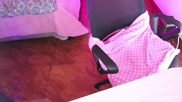 Emilyswan04 online show from September 30, 2025, 1:33 am