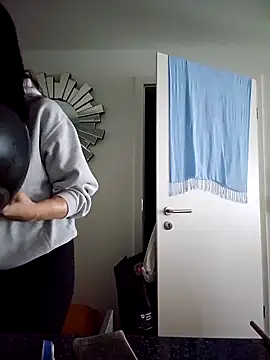 Snapshot of Liilii22 chatting on February 6, 2025, 12:37 pm Liilii22 online show from February 6, 2025, 12:37 pm