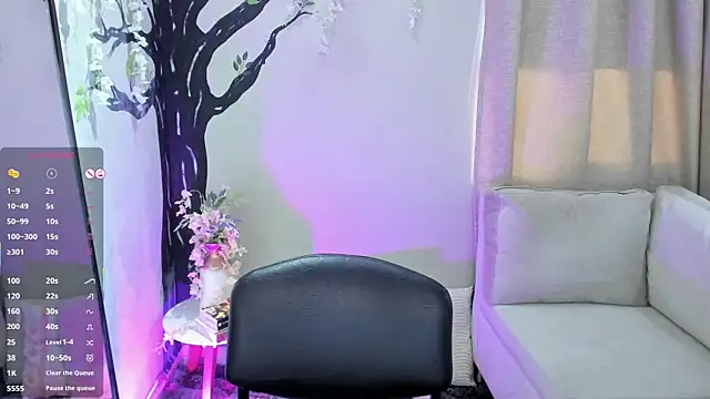 Snapshot of LenaRuiz_ chatting on September 24, 2025, 12:00 pm LenaRuiz online show from September 24, 2025, 12:00 pm