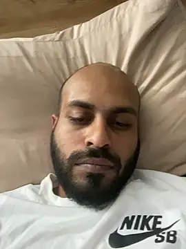 islandvybee55 online show from April 15, 2026, 9:04 pm