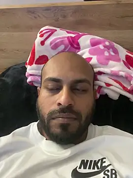 islandvybee55 online show from April 6, 2026, 3:24 pm