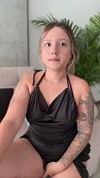 MiaPetit  online show from May 18, 2026, 8:02 pm