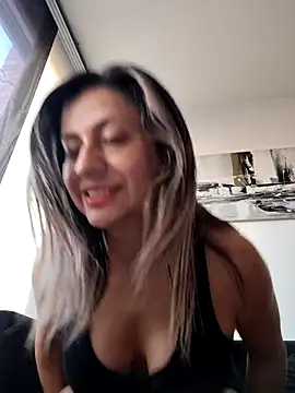 Latiinvenushot online show from February 28, 2026, 11:54 am