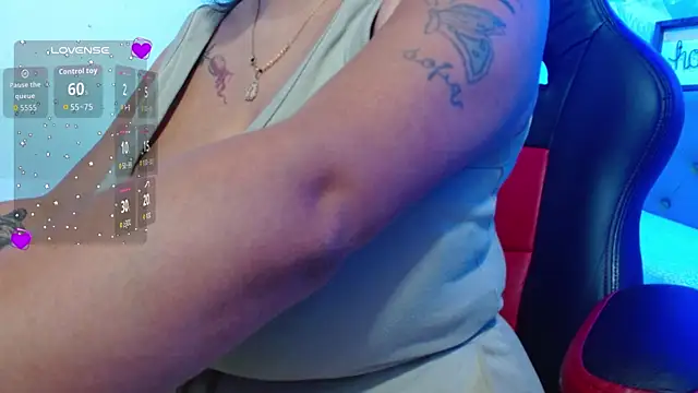 Snapshot of violletha chatting on October 18, 2025, 12:40 pm violletha online show from October 18, 2025, 12:40 pm