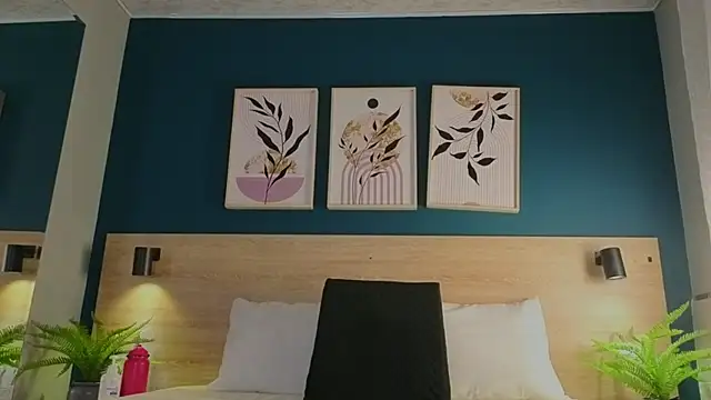 Snapshot of GabyPetit chatting on October 31, 2025, 7:54 pm GabyPetit online show from October 31, 2025, 7:54 pm