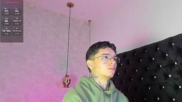 Ian Castillo  online show from October 2, 2025, 11:13 am