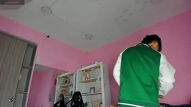 Ian Castillo  online show from December 17, 2025, 11:15 am