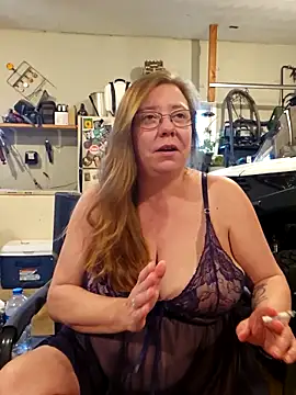 Snapshot of MsShelby40 chatting on November 16, 2025, 10:13 pm MsShelby40 online show from November 16, 2025, 10:13 pm