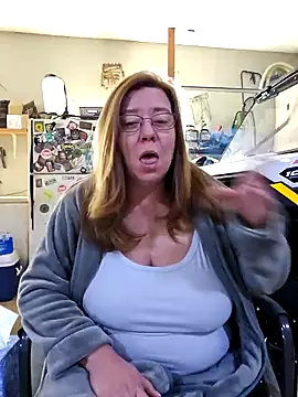 Snapshot of MsShelby40 chatting on December 17, 2024, 3:38 pm MsShelby40 online show from December 17, 2024, 3:38 pm