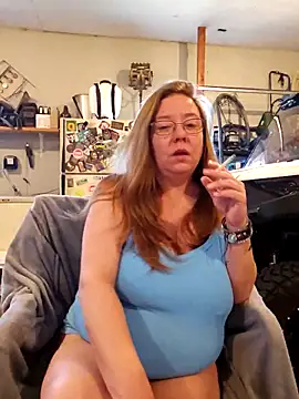 Snapshot of MsShelby40 chatting on December 17, 2025, 5:51 pm MsShelby40 online show from December 17, 2025, 5:51 pm