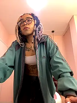 Snapshot of Violetta_Suky chatting on October 15, 2025, 12:57 pm Violetta Suky online show from October 15, 2025, 12:57 pm