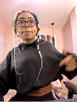 Snapshot of Violetta_Suky chatting on October 13, 2025, 12:51 pm Violetta Suky online show from October 13, 2025, 12:51 pm