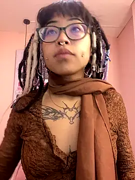 Snapshot of Violetta_Suky chatting on October 6, 2025, 1:45 pm Violetta Suky online show from October 6, 2025, 1:45 pm