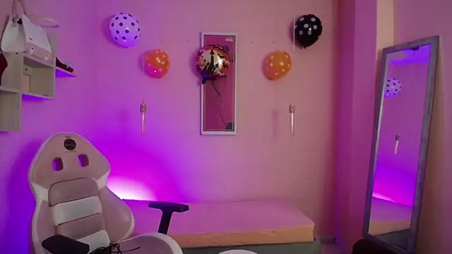 Snapshot of Violetta_Suky chatting on October 31, 2025, 3:58 am Violetta Suky online show from October 31, 2025, 3:58 am