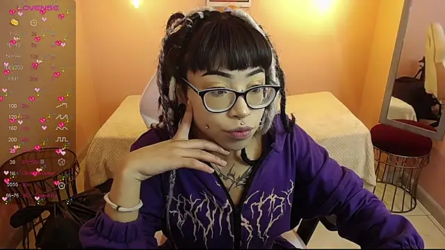 Snapshot of Violetta_Suky chatting on October 3, 2025, 1:34 pm Violetta Suky online show from October 3, 2025, 1:34 pm