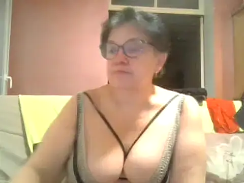 Vandeae44 online show from February 17, 2025, 8:49 pm