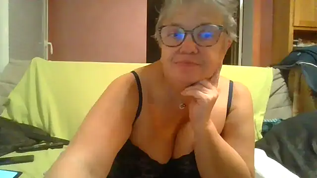 Snapshot of Vandeae44 chatting on October 13, 2025, 8:10 pm Vandeae44 online show from October 13, 2025, 8:10 pm