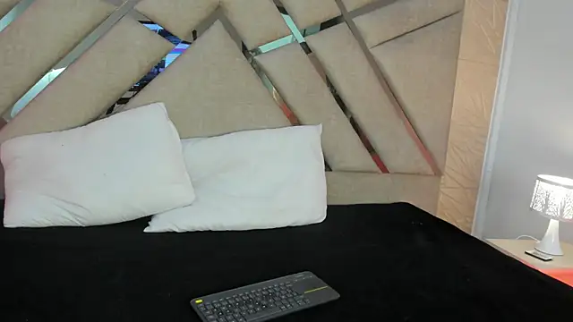 sophie pariss online show from April 1, 2026, 3:08 am