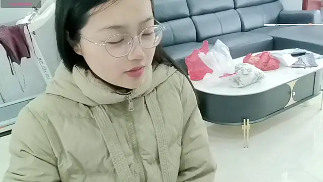 luoxuwen online show from February 21, 2025, 5:02 am