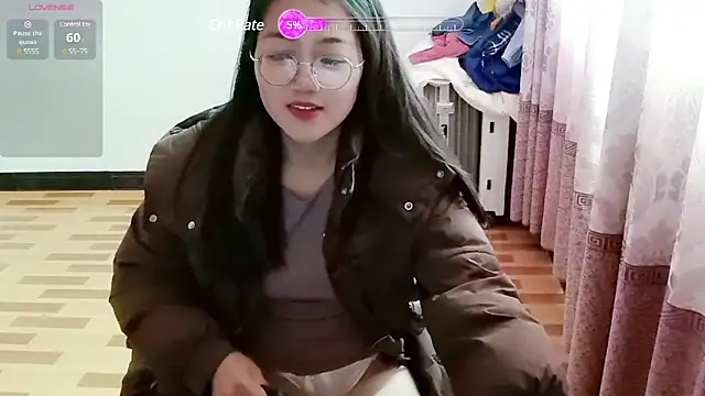 luoxuwen online show from February 6, 2025, 2:44 am