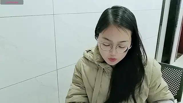 luoxuwen online show from February 17, 2025, 2:53 am