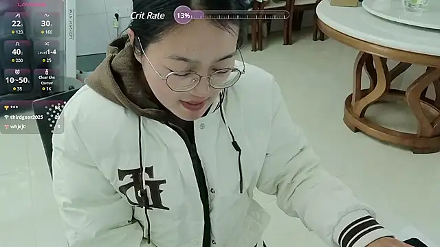 luoxuwen online show from February 10, 2025, 5:25 am