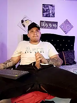 Snapshot of tony_landri chatting on October 10, 2025, 2:45 am tony landri online show from October 10, 2025, 2:45 am