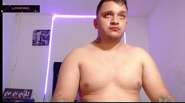 Snapshot of tony_landri chatting on February 24, 2025, 5:33 am tony landri online show from February 24, 2025, 5:33 am