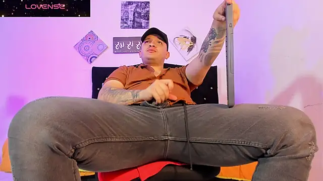 Snapshot of tony_landri chatting on September 17, 2025, 5:09 am tony landri online show from September 17, 2025, 5:09 am