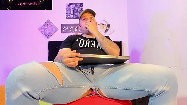 Snapshot of tony_landri chatting on September 15, 2025, 4:35 am tony landri online show from September 15, 2025, 4:35 am