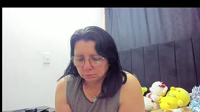 Evaaross 2345 online show from December 17, 2025, 11:37 am