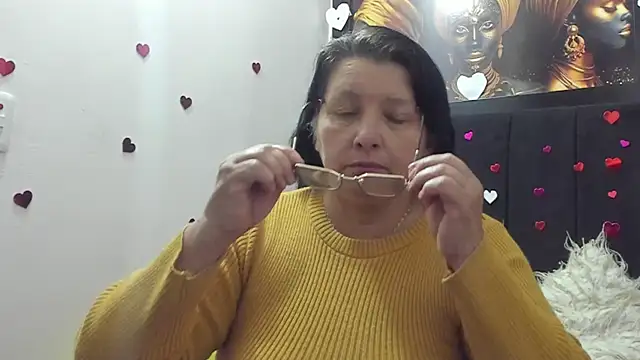 Evaaross 2345 online show from April 14, 2026, 1:27 pm