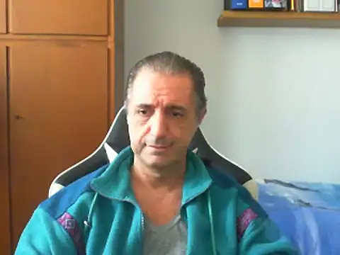 Snapshot of lliuk70mi chatting on March 20, 2025, 12:43 pm lliuk70mi online show from March 20, 2025, 12:43 pm