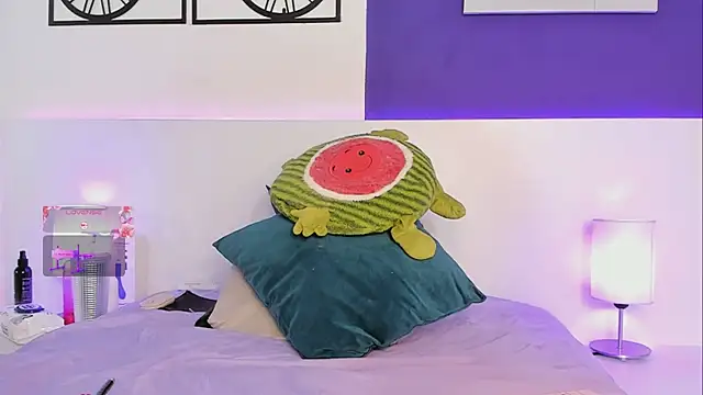 Snapshot of Izzy_bellx chatting on October 15, 2025, 2:32 am Izzy bellx online show from October 15, 2025, 2:32 am