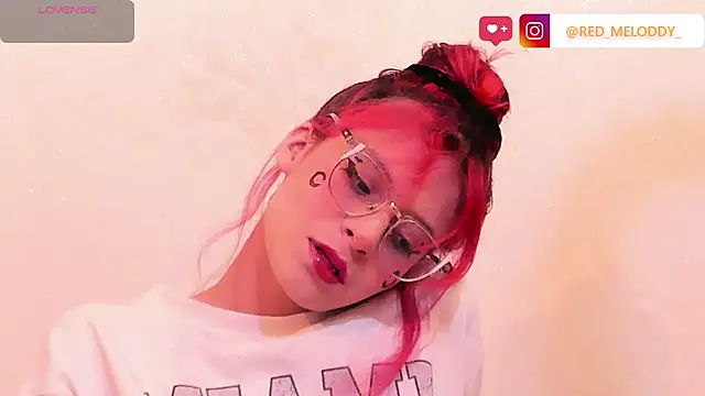 Snapshot of RedMeloddy chatting on October 6, 2025, 8:42 pm RedMeloddy online show from October 6, 2025, 8:42 pm