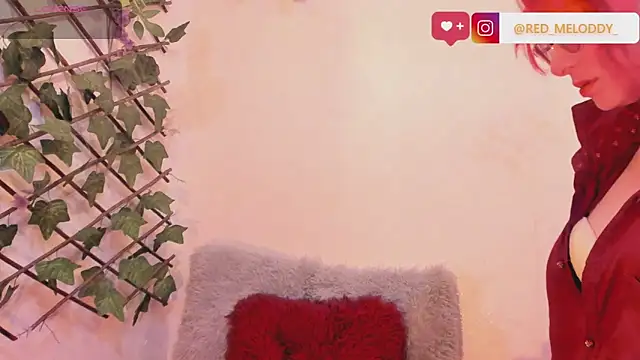 Snapshot of RedMeloddy chatting on October 14, 2025, 7:36 pm RedMeloddy online show from October 14, 2025, 7:36 pm