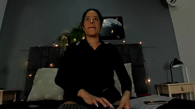 Snapshot of DulceAurora__ chatting on October 30, 2025, 1:37 am DulceAurora   online show from October 30, 2025, 1:37 am