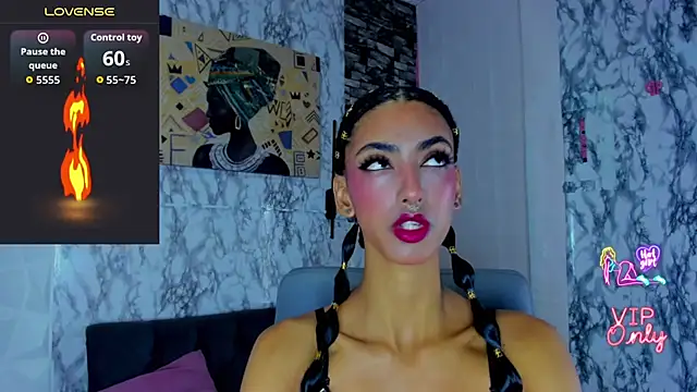 Snapshot of Queen_Cuarxxo chatting on July 14, 2026, 12:32 am Queen Cuarxxo online show from July 14, 2026, 12:32 am